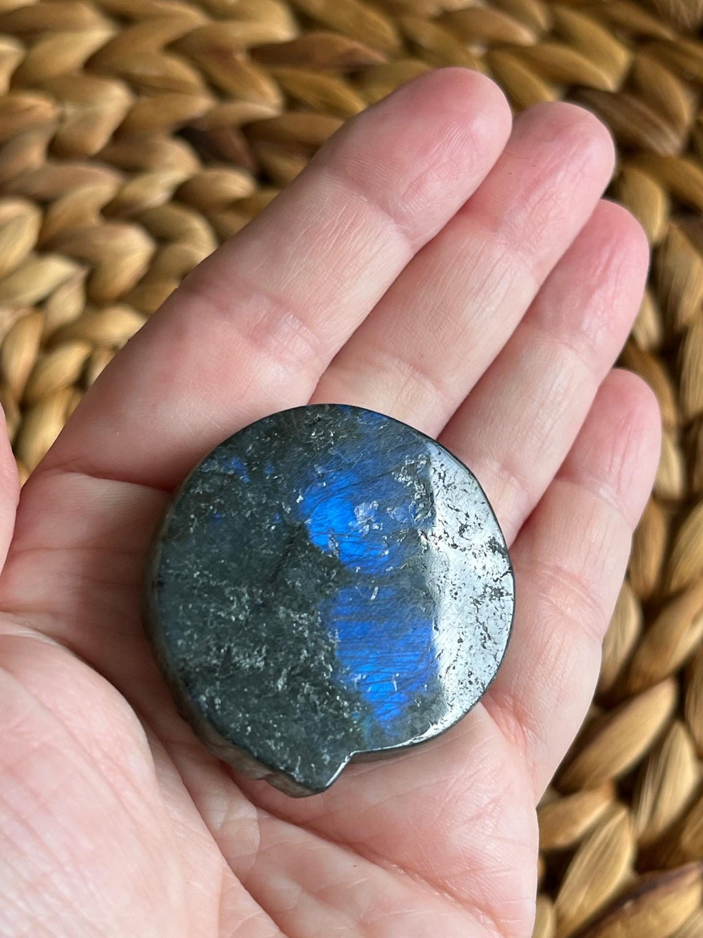 Labradorite Wolf Palm Stone – Blue Flash, Intuition & Hand-Carved Totem