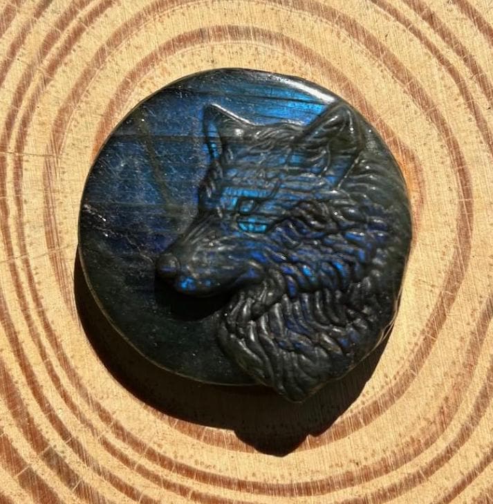 Labradorite Wolf Palm Stone – Blue Flash, Transformation & Spirit Totem