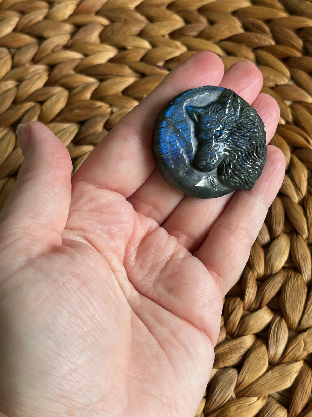 Labradorite Wolf Palm Stone – Blue Flash, Transformation & Spirit Totem