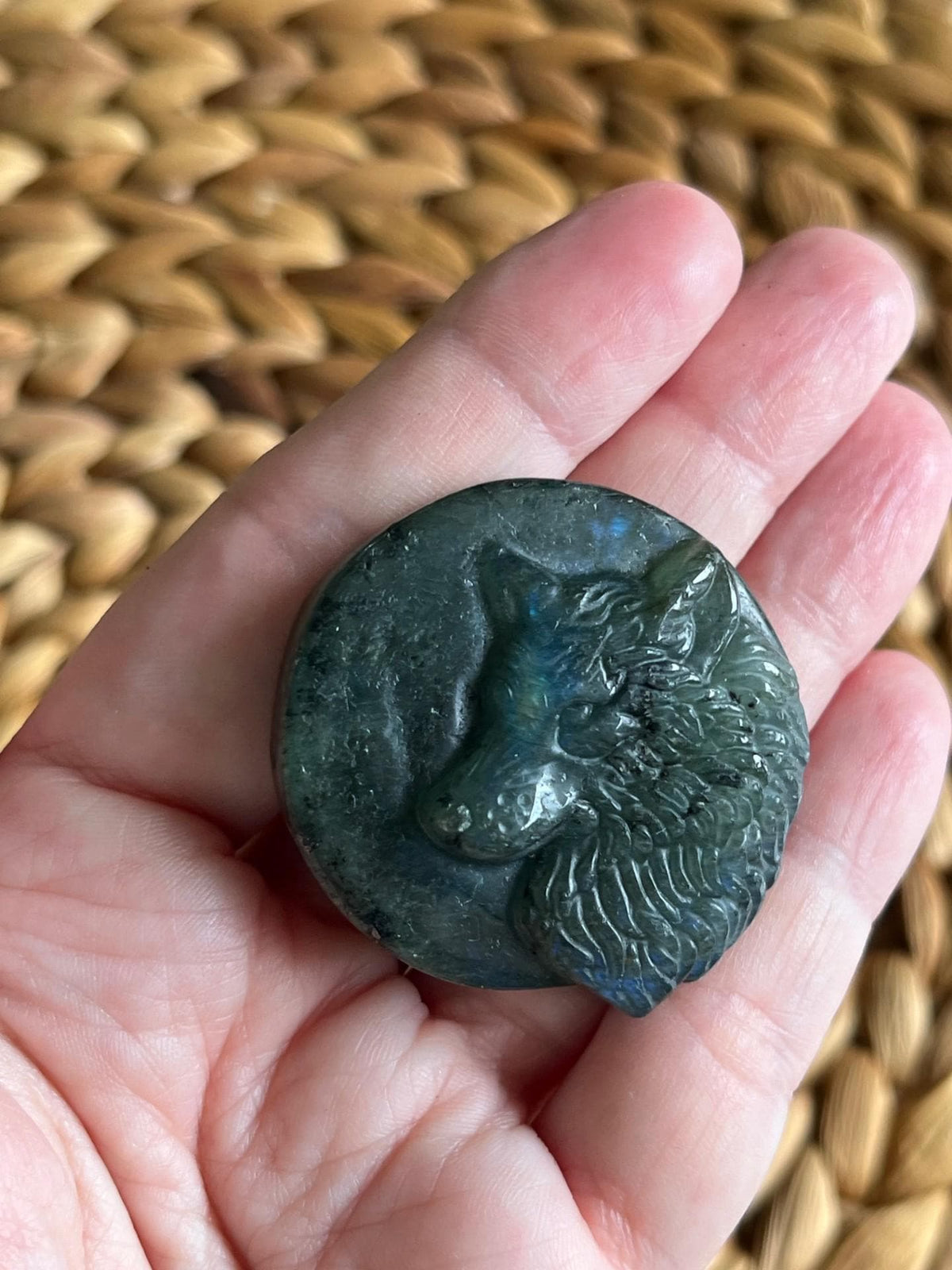 Labradorite Wolf Palm Stone – Blue Flash, Intuition & Hand-Carved Totem