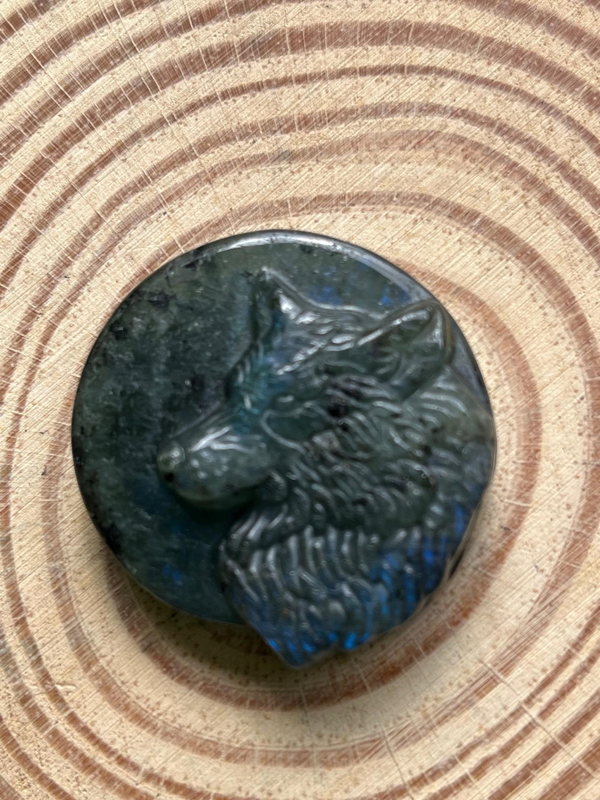 Labradorite Wolf Palm Stone – Blue Flash, Intuition & Hand-Carved Totem