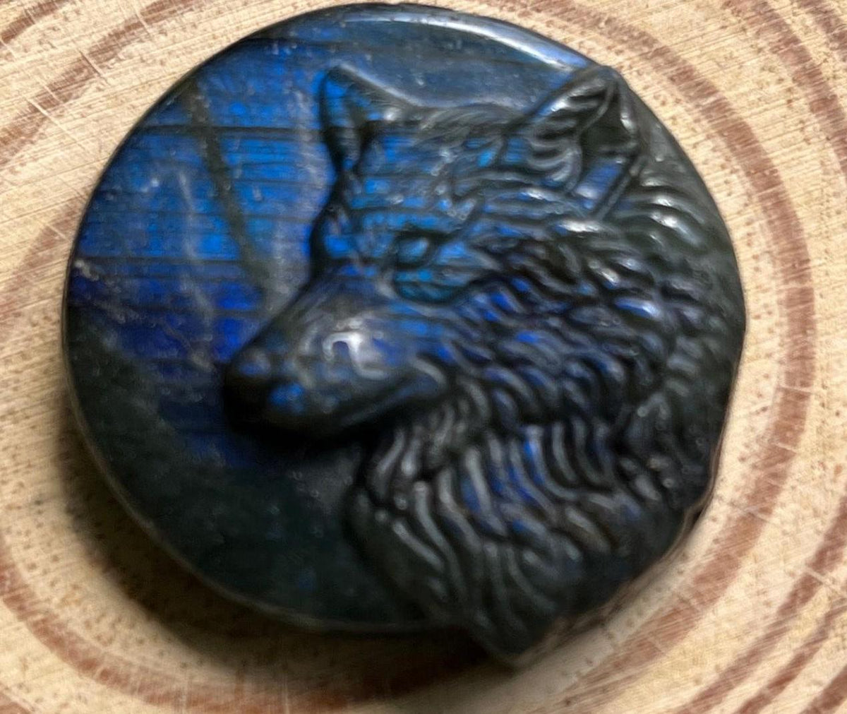 Labradorite Wolf Palm Stone – Blue Flash, Transformation & Spirit Totem