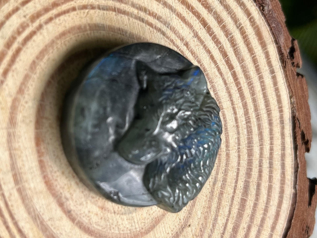 Labradorite Wolf Palm Stone – Blue Flash, Magic & Spirit Totem